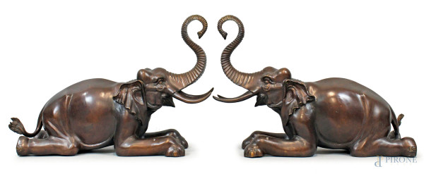 Coppia di elefanti in bronzo, cm h 52,5x71x25