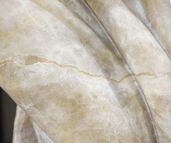 Coppia di sculture in marmo e alabastro rappresentanti due figure allegoriche femminili, basi in ...