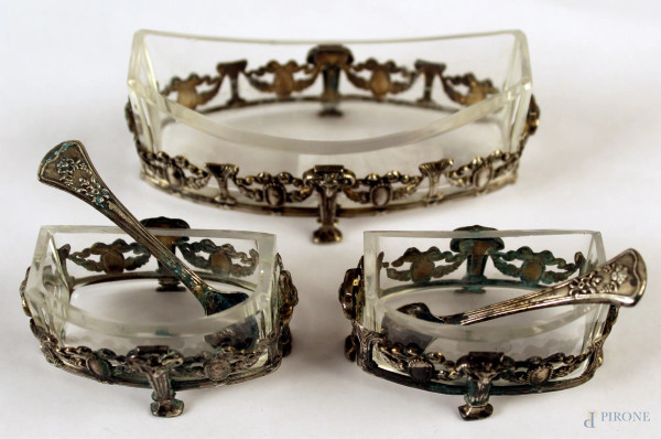 Lotto composto da tre salierine in argento cesellato con vaschette in cristallo, lung. 10x4,5 cm.