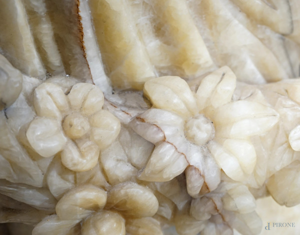 Coppia di sculture in marmo e alabastro rappresentanti due figure allegoriche femminili, basi in ...