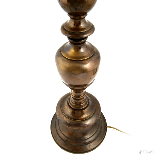 Lampada da tavolo in bronzo patinato con fusto a balaustro, XIX -XX secolo, altezza cm 65, (da re...