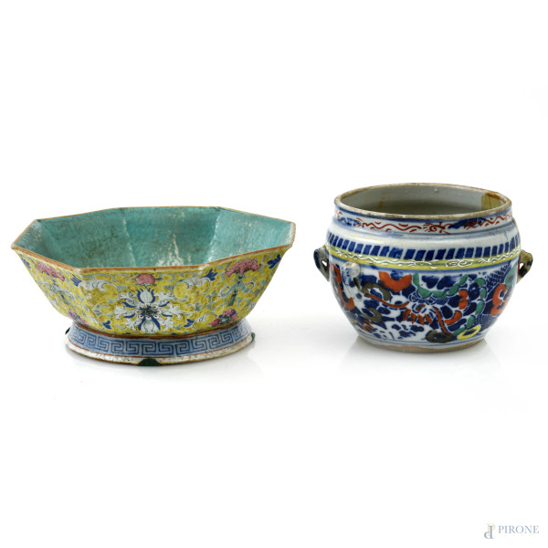 Lotto di due vasetti in ceramica decorata in policromia. Cina, XX secolo, misura massima cm 8x21x21, (segni di usura, difetti, sbeccature, felature)