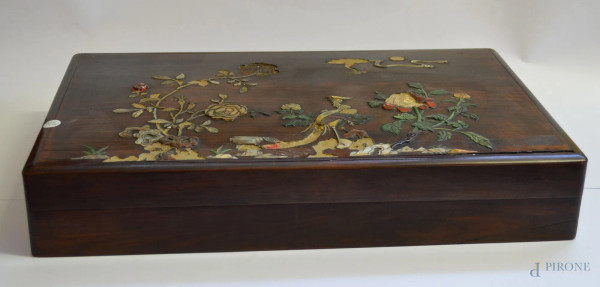 Scatola in legno orientale con intarsi in pietre dure, h.10x58x35 cm, (difetti).