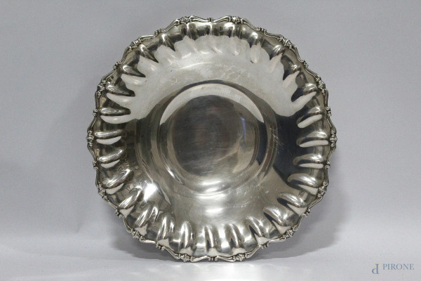 Alzata centrotavola in argento di linea tonda, bordo cesellato,h 5 cm, gr 370.