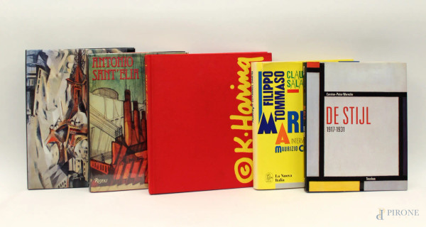 Lotto composto da cinque libri sul futurismo.