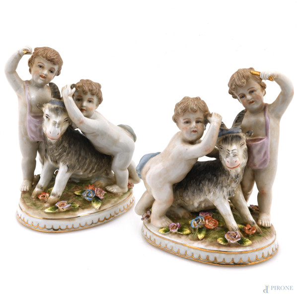 Lotto di due sculture in porcellana Meissen raffiguranti gioco di putti e caprette, XX secolo, altezza massima cm 15,5, (segni di usura)