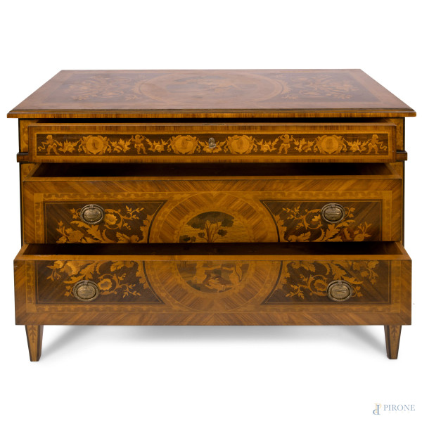 Comò in stile Luigi XVI intarsiato in varie essenze a tre cassetti, XX secolo, cm 88x123x57, (sca...