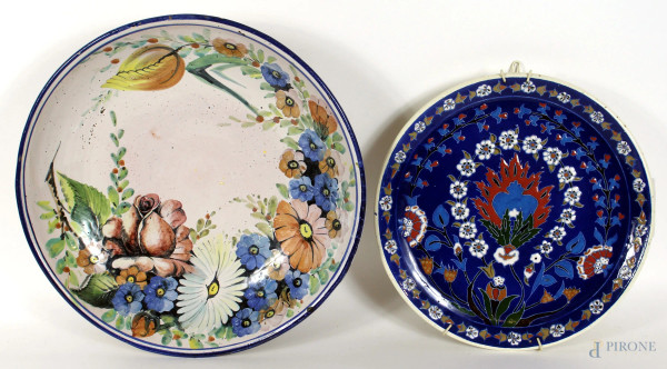 Lotto di un piatto ed un centrotavola in ceramica policroma, diametro max cm. 32.5