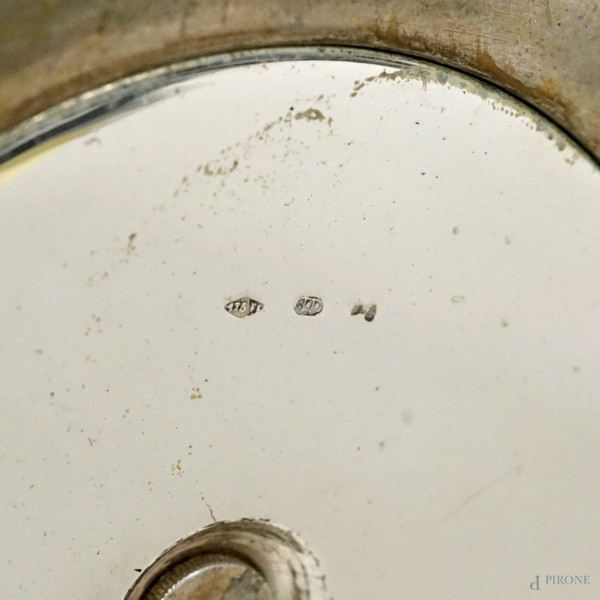 Coppia di candelabri a 5 fuochi in argento cesellato e sbalzato, XX secolo, peso lordo gr. 2690, ...