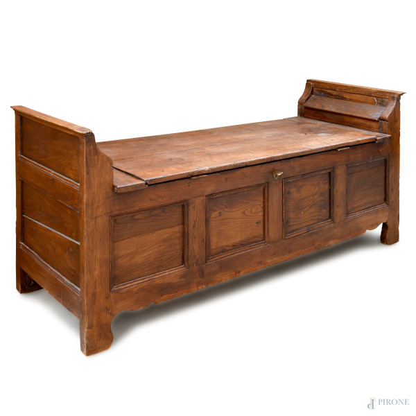 Cassapanca in legno con fronte scandito da quadrature e braccioli sagomati. XIX secolo, cm 81,5x1...