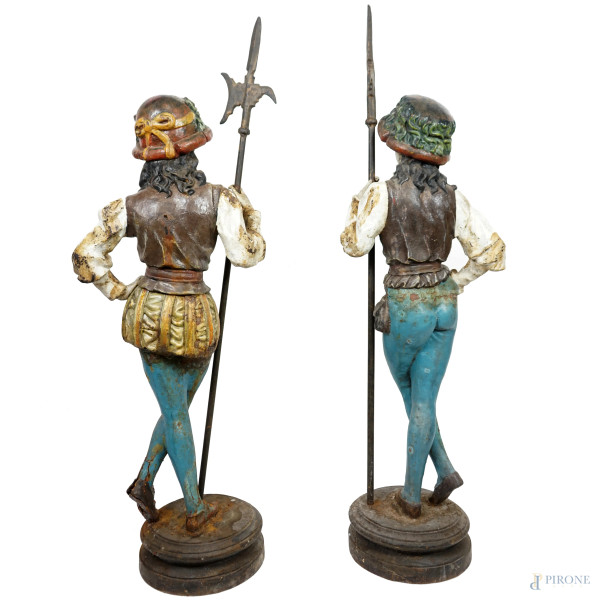 Sculture in ghisa dipinta rappresentanti una coppia di alabardieri, prima metà del XX secolo, alt...
