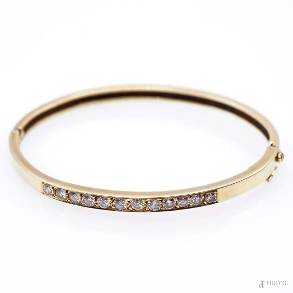 Bracciale rigido in oro 18 KT con 12 brillantini, lunghezza cm 16,5 circa, peso gr. 15