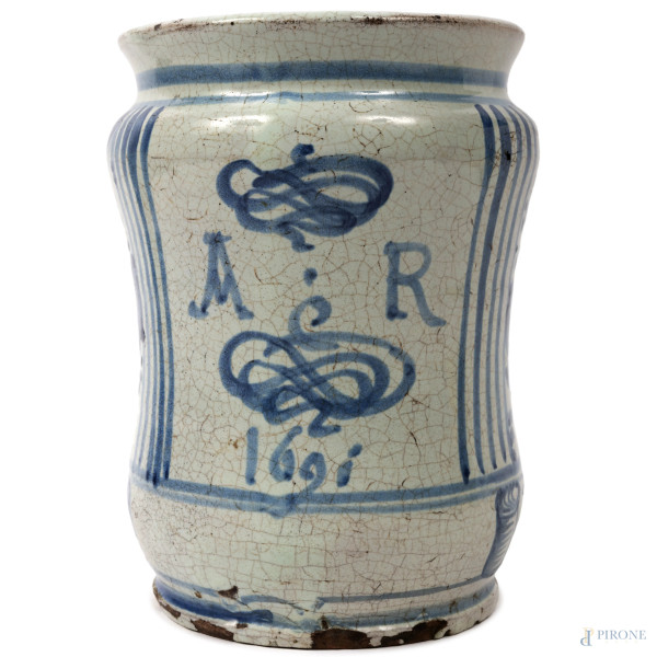 Albarello in ceramica bianca e blu, con decorazioni floreali, figure di volatili e libellule, fin...