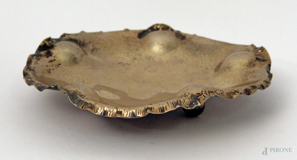 Centrotavolain argento di linea tonda centinata poggiante su tre piedini a sfera, gr. 355.