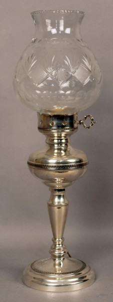 Lampada in argento, globo in vetro, altezza 48 cm.