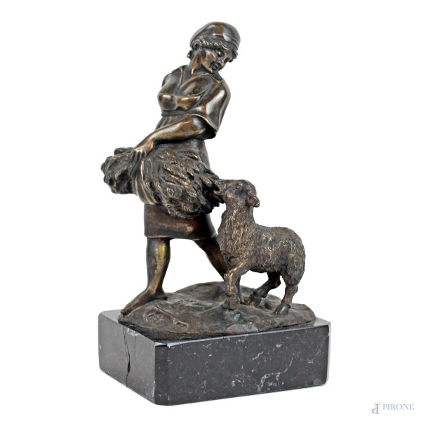 Pastorella con agnello, scultura in bronzo argentato, base in marmo, cm h 25, firma alla base, (difetti).