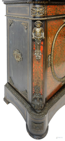 Credenza stile Boulle, XX secolo, in legno ebanizzato con intarsi e applicazioni in metallo dorat...