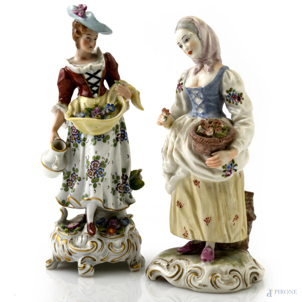 Lotto di due sculture in porcellana di diversa manifattura raffiguranti contadine, XX secolo, altezza massima cm 19, (segni di usura, sbeccature, difetti, rotture, mancanze)