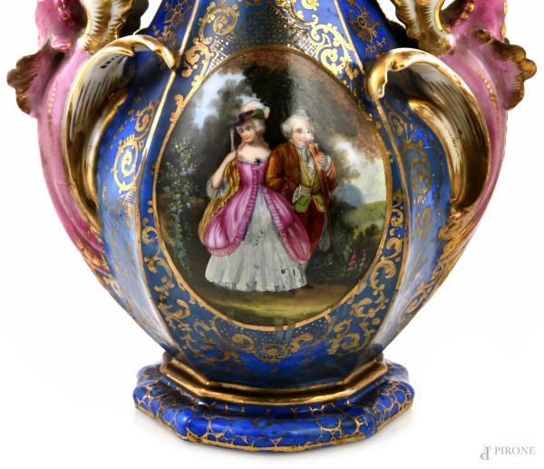 Vaso Luigi Filippo in porcellana policroma con anse a foggia di grifoni e decorato con scena gala...