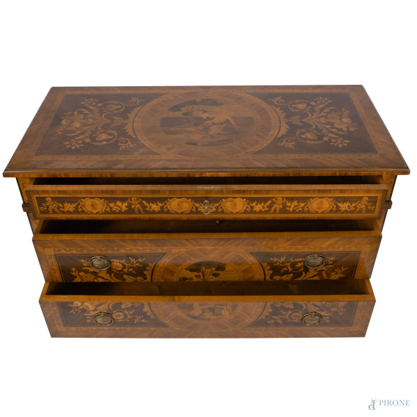 Comò in stile Luigi XVI intarsiato in varie essenze a tre cassetti, XX secolo, cm 88x123x57, (sca...