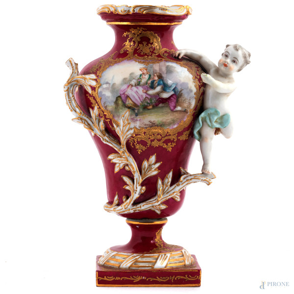 Vaso in porcellana Sevres nei toni del magenta, bianco e oro con scena galante e putto su rami, XIX-XX secolo, altezza cm 33, (segni di usura, rotture, mancanze, scalfiture, cadute di smalto, difetti)