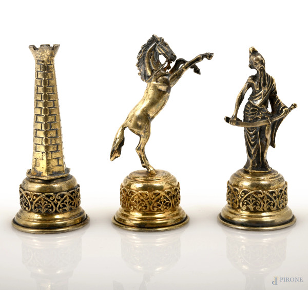 Scacchiera in onice con perimetro e piedini in argento,, cm 6x46x46, pedine in argento, XX secolo...