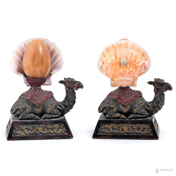 Coppia di sculture in bronzo raffiguranti dromedari con applicazioni in conchiglia, XX secolo, altezza cm 17, (segni di usura, difetti)