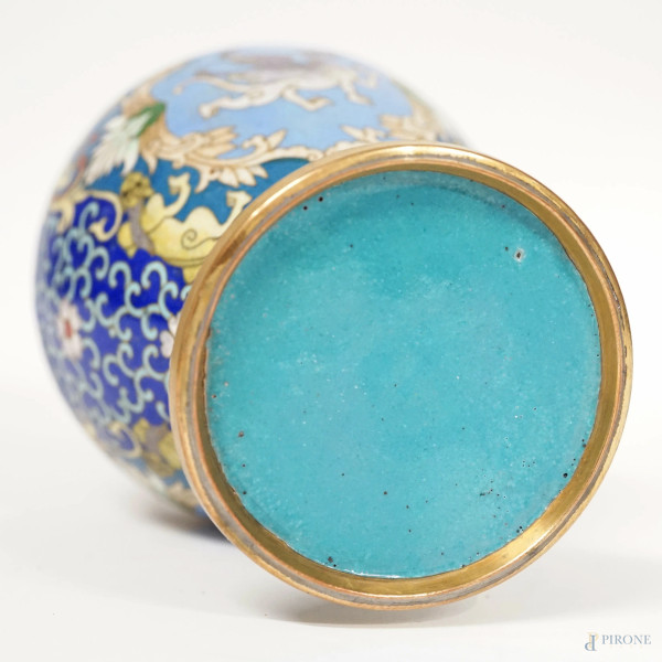 Coppia di vasi cloisonné con rifiniture dorate e decorazioni policrome con draghi e motivi vegeta...