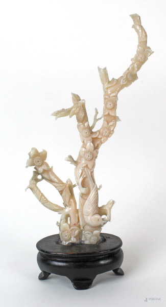 Ramo in corallo bianco intagliato con fiori e volatili, altezza cm. 18, base in legno, arte orientale, XX secolo, (lievi difetti)