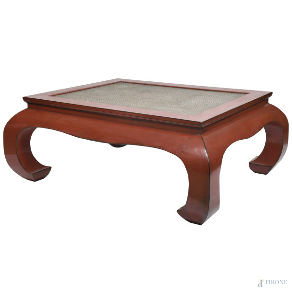 Tavolo basso in legno laccato rosso con piano in legno a finto rattan, XX secolo, cm 55x119x149, (segni di usura, graffi, cadute di colore, difetti)