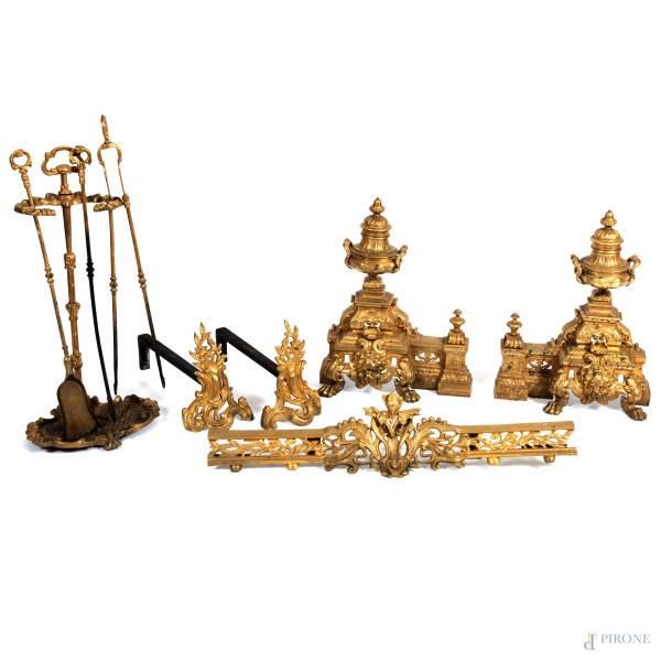 Set da camino composto da 9 pezzi in bronzo dorato e metallo cesellati, XIX secolo, altezza massima cm 58, (segni di usura, difetti)