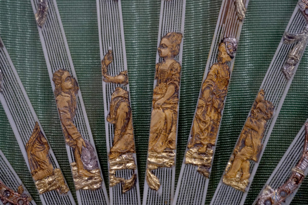 Ventaglio in stoffa dipinto a mano con scene arcadiche entro medaglioni inframmezzati da palme e ...