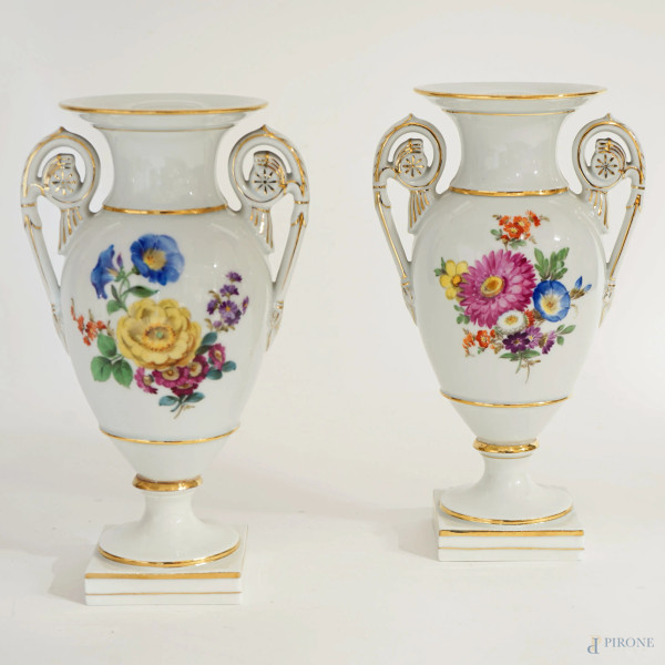 Coppia di vasetti  in porcellana Meissen in stile Luigi Filippo, prese laterali a ricciolo,  decori policromi a bouquet floreali e  lumeggiature dorate, cm h 22,5, (lievi difetti).