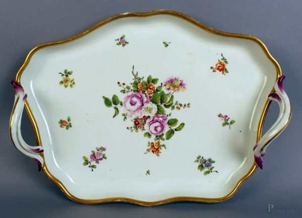 Vassoio in porcellana vecchia Vienna a due manici con decori floreali,particolari dorati XIX sec. 29,5x22 cm