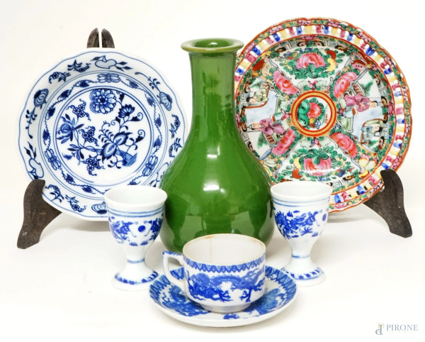 Lotto di vari oggetti in porcellana policroma, altezza max cm 16,6, arte orientale, XX secolo, (difetti)