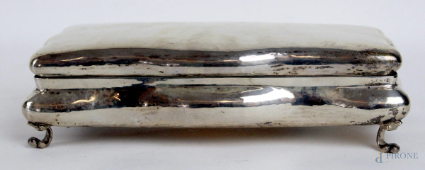 Cofanetto in argento di linea sagomata, poggiante su quattro piedini, cm h6x22x11, gr.540