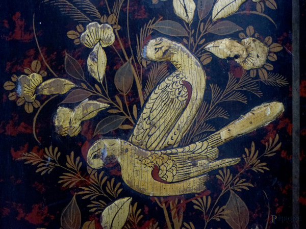 Coppia di angoliere in legno laccato nero dipinto in rosso e oro a raffigurare paesaggi con figur...