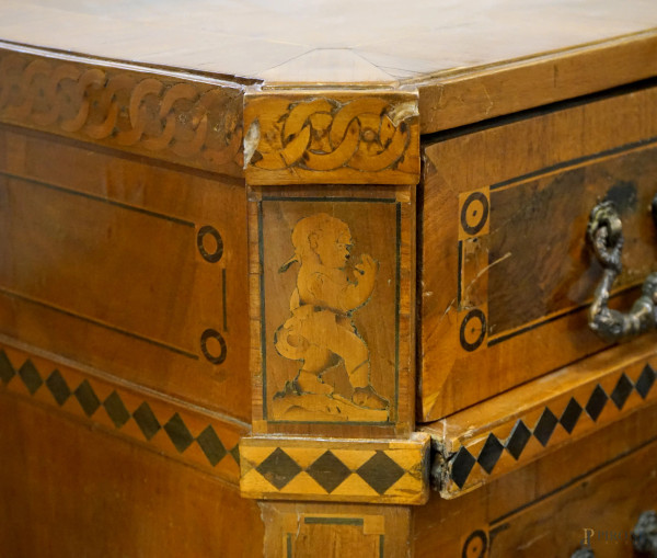 Comò in legno impiallacciato in varie essenze, Nord-Europa, fine XVIII-inizi XIX secolo, cm 94x12...