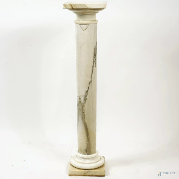 Colonna in marmi diversi, cm h 100,5, (difetti)