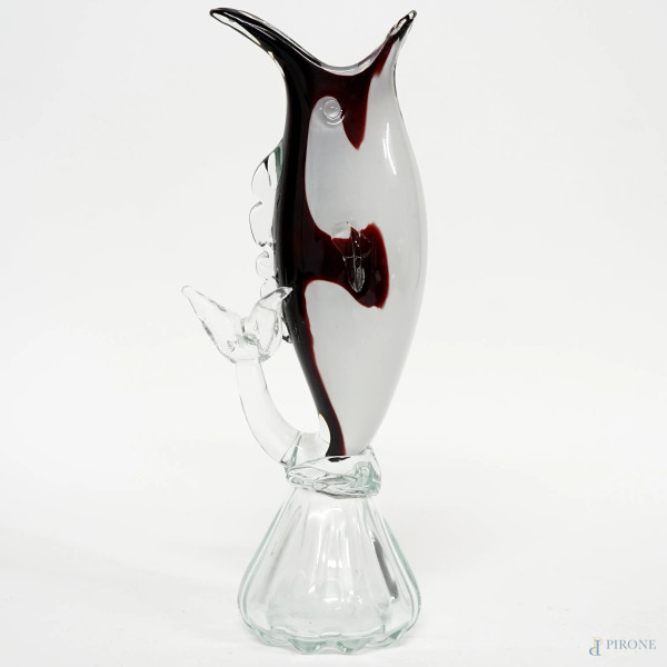 Vaso a forma di pesce, in vetro soffiato bianco e bordeaux, XX secolo, altezza cm 32,5