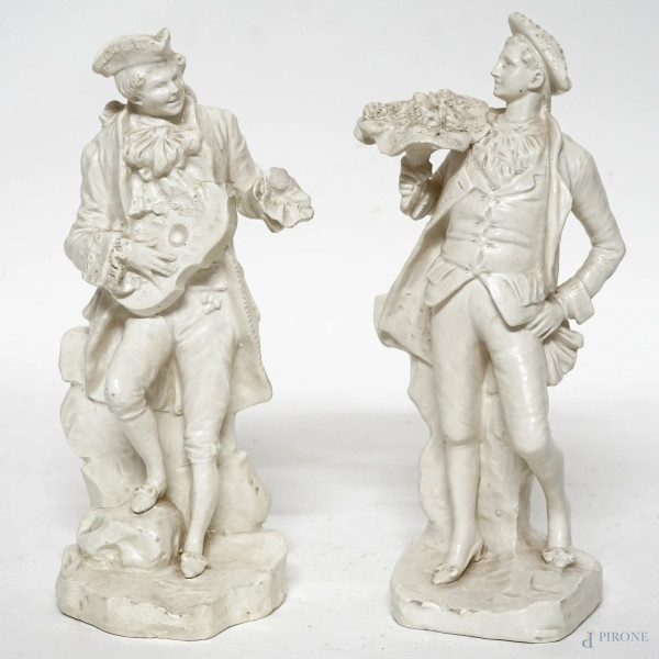 Coppia di statuette Capodimonte: a) Serenata in abiti settecenteschi (mancanze), cm 22,5x10x9; b) Gentiluomo in abiti settecenteschi con mazzo di fiori, cm 23,5x10x6,5