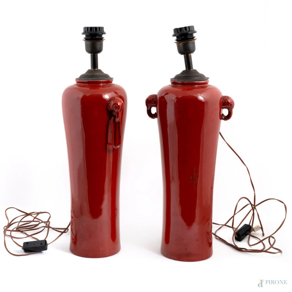 Coppia di lampade da tavolo in porcellana sangue di bue, XX secolo, altezza cm 52 (sbeccature, ma...