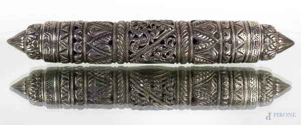 Porta Torah in argento sbalzato traforato e inciso, decorato a motivi fogliacei, lunghezza cm 22, inizi XX secolo, (lieve ammaccatura)