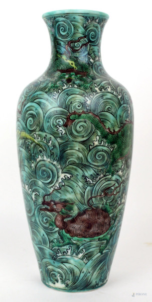 Vaso in porcellana verde a decoro di animali, altezza cm. 26,5, Cina, XX secolo.
