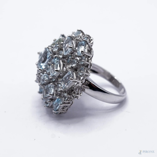 Anello in oro bianco 18 kt con acquamarina 11 ct e diamanti 0,50 ct, misura n.13, peso gr. 14,7