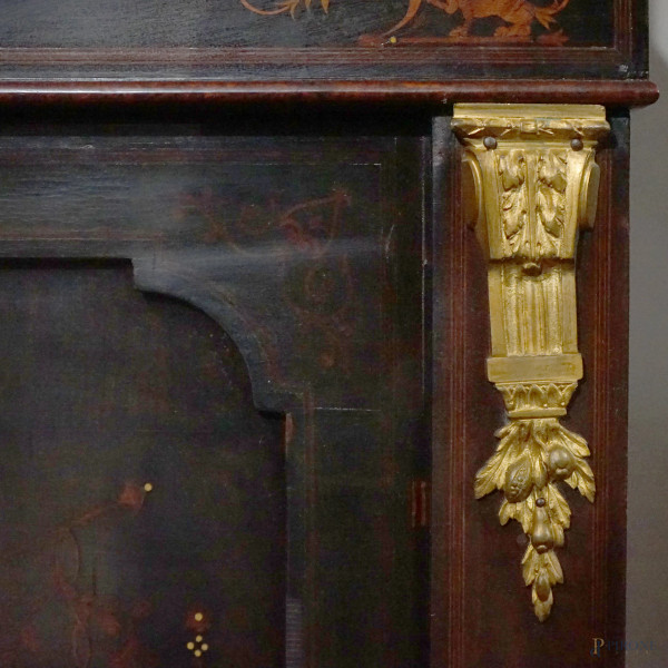 Bookcase in mogano, XX secolo, doppio corpo con tre ante a vetri nella parte superiore e tre spor...