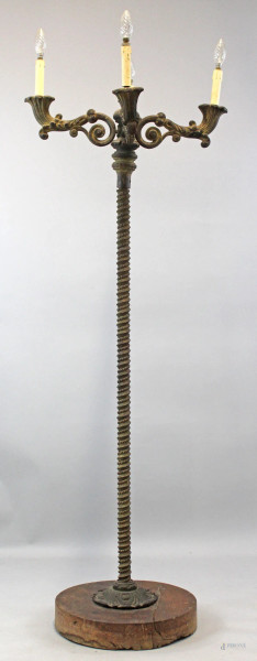 Piantana in ghisa a quattro luci, base in legno, XX secolo,  cm h 166