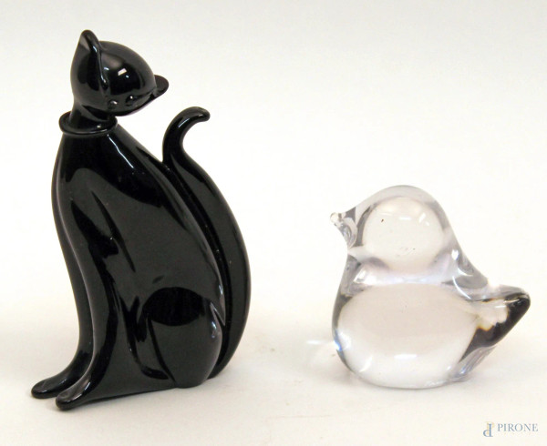 Lotto composto da un uccellino in vetro marcato Daum ed un gatto in vetro con etichetta A. Seguso, H massima 12,5 cm.