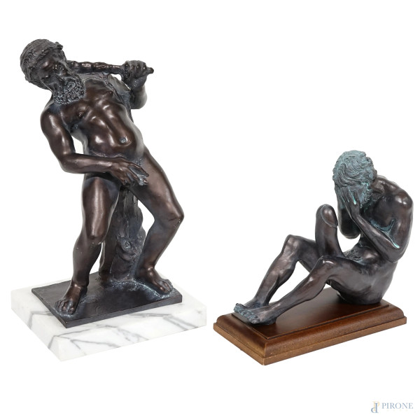 Lotto composto da due sculture a soggetto erotico, resina a finto bronzo, basi in marmo e legno, misure max cm 26,5, (difetti)