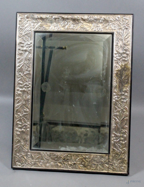 Specchiera da tavolo con cornice in argento sbalzato a motivi vegetali, cm. 58x43x3, XX secolo, (difetti).
